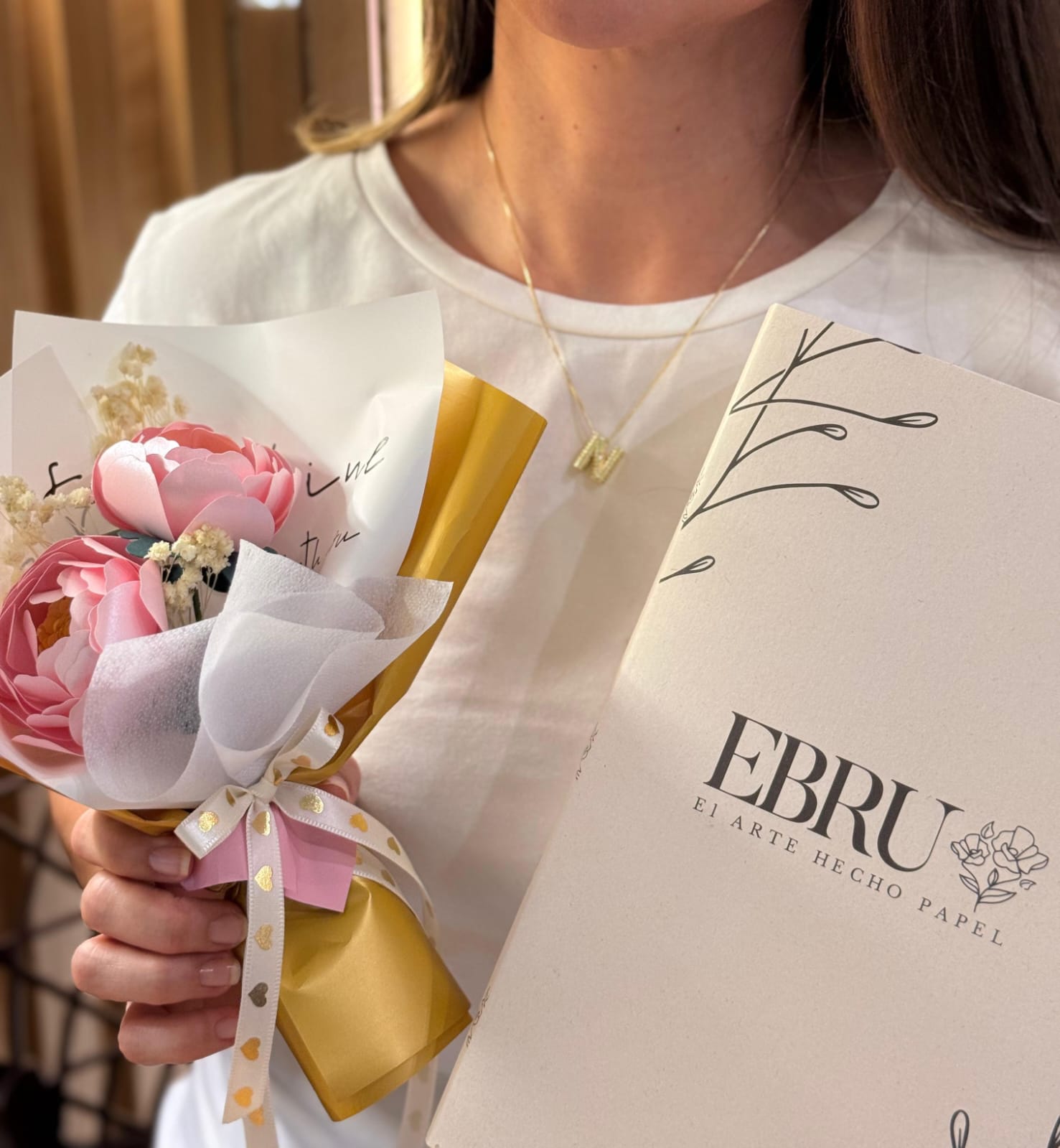 Caja de regalo EBRU con flores artesanales y accesorios