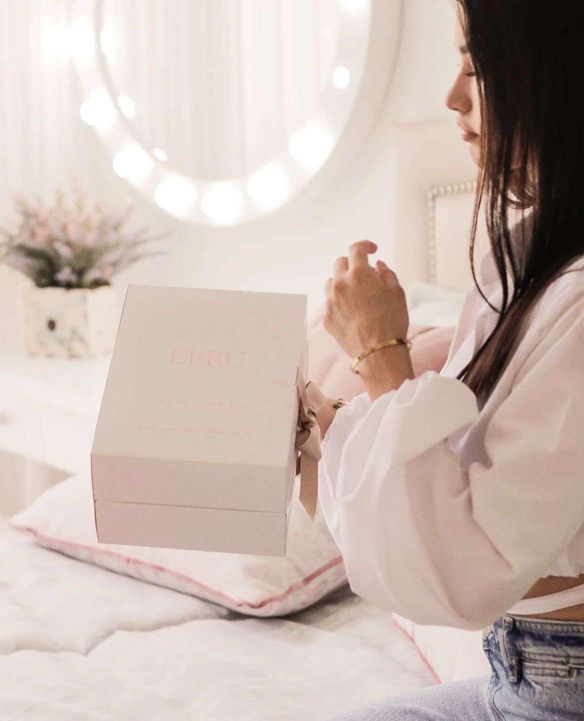 Manos sosteniendo una flor artesanal de papel